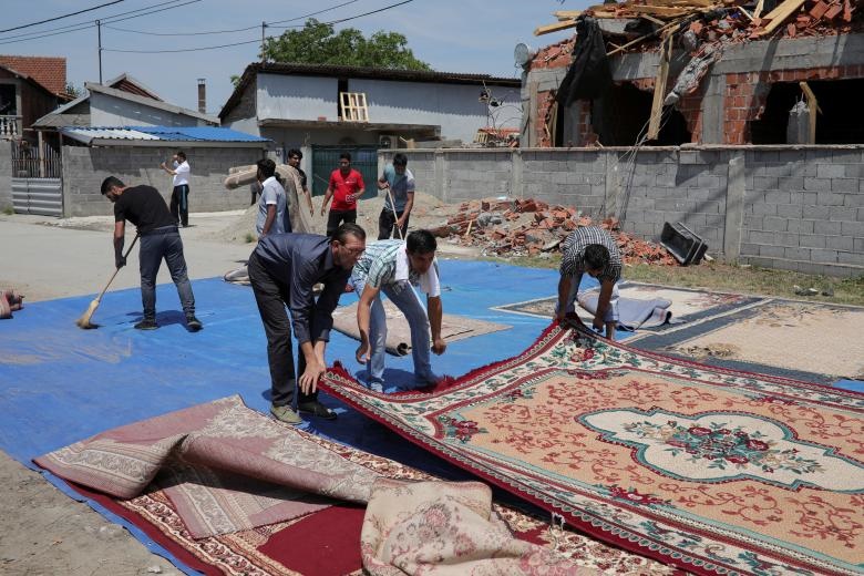 تصاویر | اقامه نماز مسلمانان صربستان مقابل مسجدی که در بلگراد تخریب شد